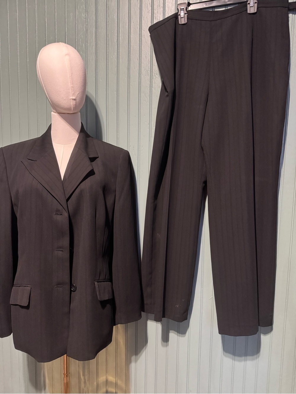 Le Suit Women's Black Pinstripe Blazer and Pants Set